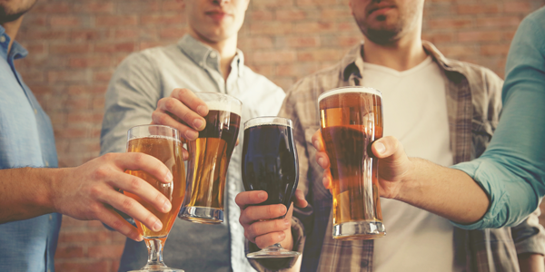 Beber cerveja no copo ou na garrafa faz diferença?